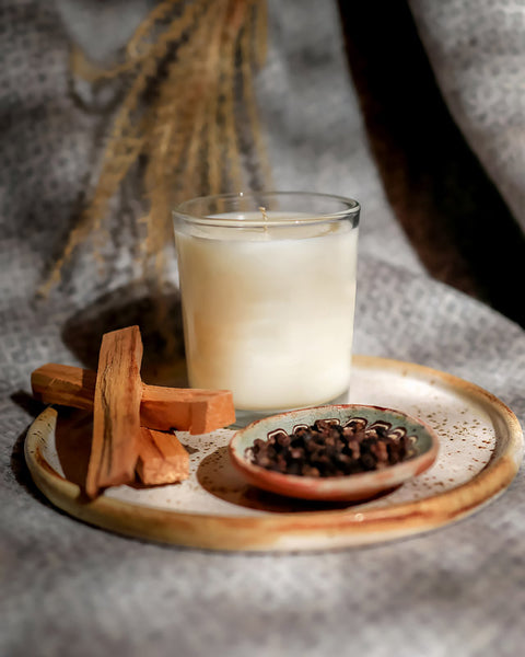 Lemongrass & Ginger aromāta Vera Young svece ar gravējumu, fonā krustnagliņas