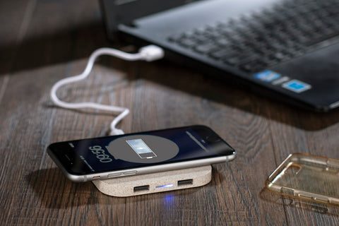 PALLA videi draudzīgs bezvadu lādētājs ar logo, attēlota telefona uzlāde, fonā dators