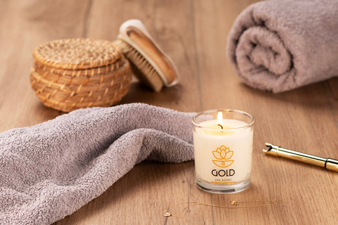 VERA YOUNG Plum & Patchouli svece ar gravējumu uz stikla, fonā dvieļi