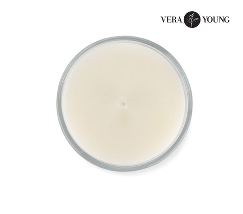 Lemongrass & Ginger aromāta Vera Young svece ar gravējumu, virspuse