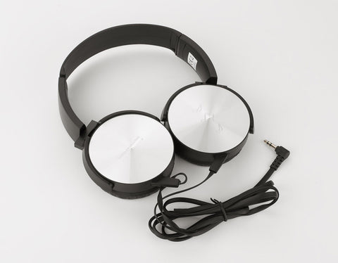 Stilīgas austiņas ar lielu vietu logotipam, tuvlāns ar vadu