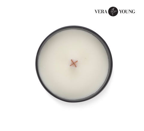 VERA YOUNG premium sojas svece ar gravējumu, augšpuse