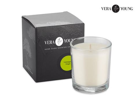 Vera Young Lemongrass & Ginger svece ar personalizētu gravējumu, fonā kaste