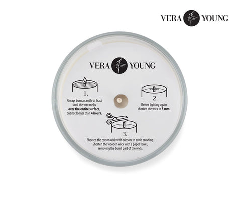 Roku darināta Plum & Patchouli Vera Young svece ar logo, pamācība