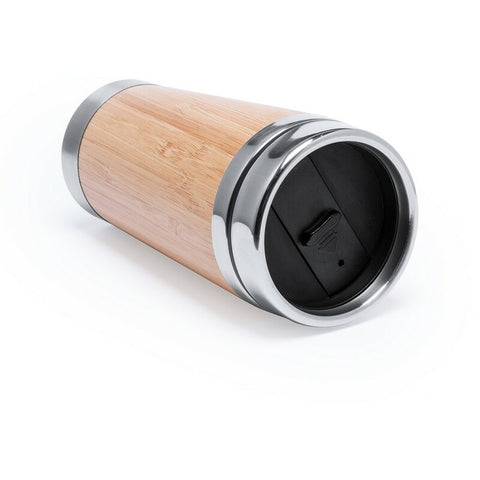 Personalizējama 500ml bambusa termokrūze novietota guļus