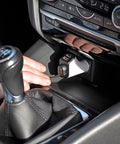 Personalizējams auto aksesuārs ar austiņām un diviem USB portiem, piemērs automašīnā