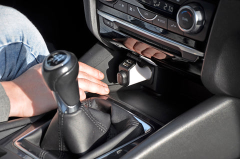 Personalizējams auto aksesuārs ar austiņām un diviem USB portiem, piemērs automašīnā