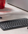 Bezvadu tastatūra KEYGO ar logo druku – pārnēsājama un praktiska, fonā dators
