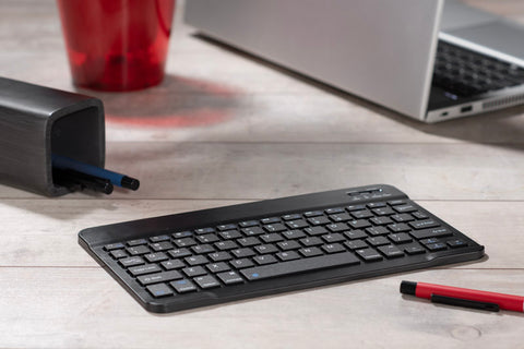 Bezvadu tastatūra KEYGO ar logo druku – pārnēsājama un praktiska, fonā dators