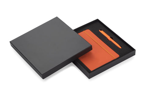 Melna kastīte ar uzņēmuma logo – KAJERO