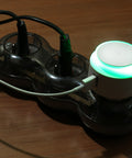 NOTTO nakts lampa un USB lādētājs ar logo, fonā pagarinātājs