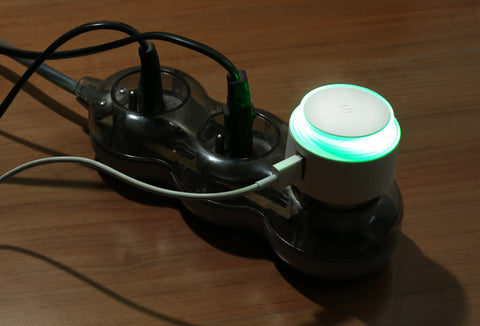NOTTO nakts lampa un USB lādētājs ar logo, fonā pagarinātājs