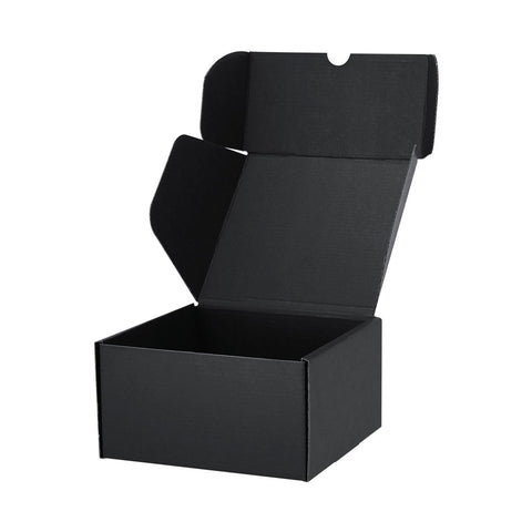 STEFFON mazā dāvanu kastīte no melna gofrēta kartona