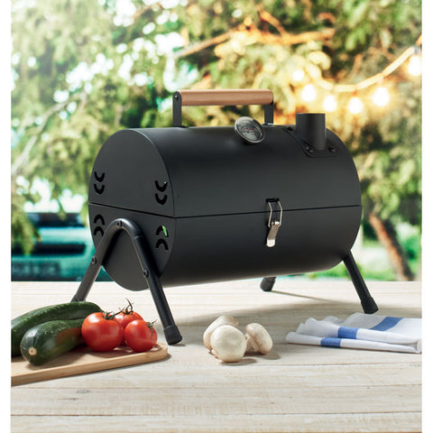 bbq grils chimey lietošanā ārā dārzā