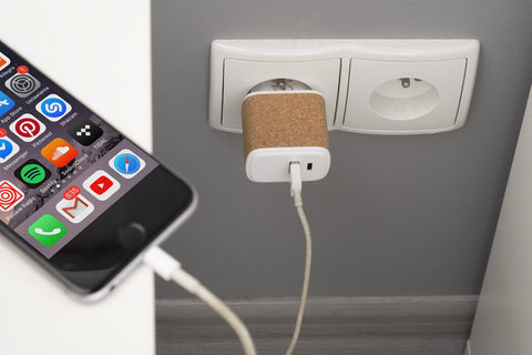 BLOSETO USB-C elektrotīkla lādētājs ar korķa apdari un logo, fonā telefons