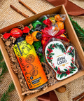 Dāvanu komplekts KRĀSAINAIS atvērtā brūnā kastē ar Rudy’s Kombucha, krāsainām Pūres konfektēm un piparkūku ar personalizētu logo