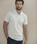 Unisex recycled polo The Emerald – modelis valkā polo ar apdruku un logo iespēju