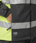 Hi-vis darba jaka ar atstarojošām joslām mugurpusē, sertificēta EN ISO 20471 prasībām