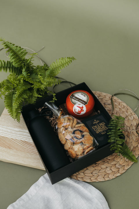 Korporatīvā Līgo dāvana ar logo – komplekts ar sieru, šprotēm un termo pudeli