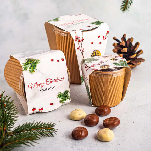 Krūze ar piparkūkām piena, tumšajā un baltajā šokolādē