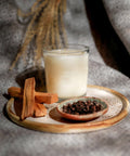 Lemongrass & Ginger aromāta Vera Young svece ar gravējumu, fonā krustnagliņas