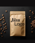 Kafijas iepakojums ar logo un apdruku, apkārt pupiņas