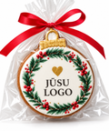 Personalizēta Ziemassvētku piparkūka eglītes rotājuma formā ar Jūsu uzņēmuma logo, caurspīdīgā iepakojumā ar sarkanu lenti