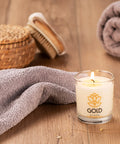 VERA YOUNG Plum & Patchouli svece ar gravējumu uz stikla, fonā dvieļi