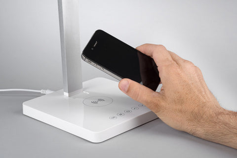 Qi indukcijas lampa ar COB LED gaismu – ar logo, fonā telefons