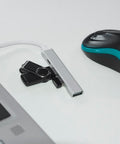 ROSKO USB centrmezgls ar logo druku, fonā datorpele