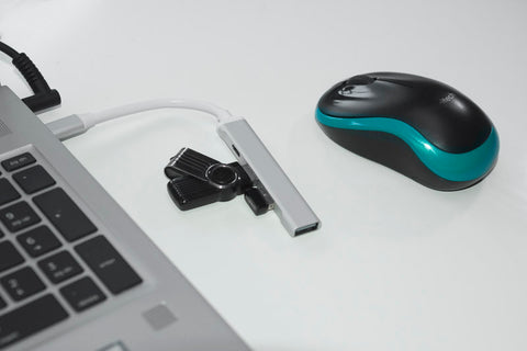 ROSKO USB centrmezgls ar logo druku, fonā datorpele