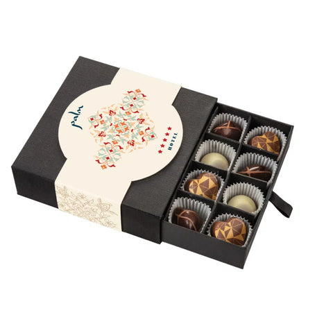 Šokolādes deserts PRALINES eleganta konfekšu kaste ar personalizētu banderoli