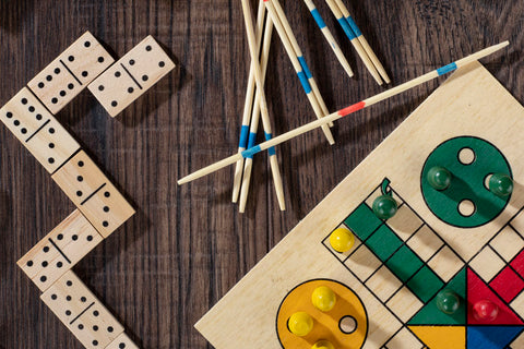 Domino, mikado, ludo un kārtis vienā kastē ar apdruku