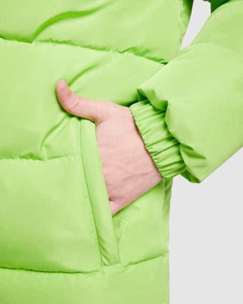 Gaiši zaļas Tallin jakas kabatas tuvplāns ar personalizācijas iespēju