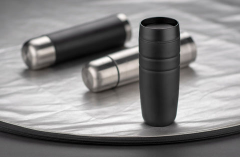 Termo krūze ar press-to-drink vāku un logo personalizāciju, 3 krūzes fonā