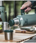 Stanley Classic 1000ml termopudele Forest green ar logo, tiek liets krūzē