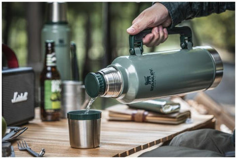 Stanley Classic 1000ml termopudele Forest green ar logo, tiek liets krūzē