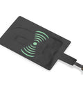Tehnoloģiju aksesuārs – bezvadu uzlādes adapteris ar micro USB ar logo druku tuvplānā