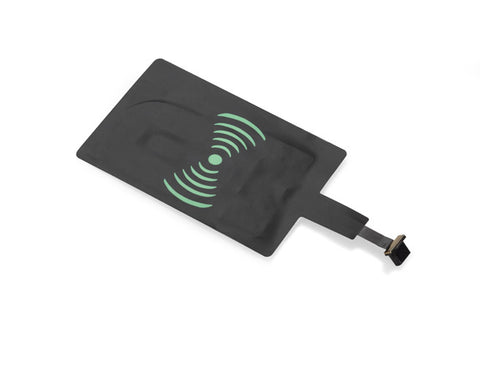 Tehnoloģiju aksesuārs – bezvadu uzlādes adapteris ar micro USB ar logo druku tuvplānā