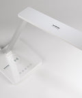 LED lampa ar bezvadu lādētāju un personalizētu logotipu, skats o augšas