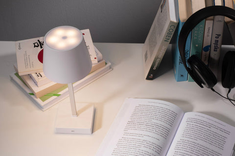 VIDIA LED galda lampa birojam ar logo, fonā galds un lampas
