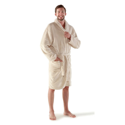 Vīrietis gaišā unisex halātā ar jostu un kabatām