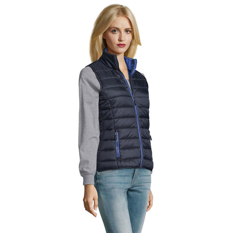 sieviešu vieglā veste WAVE WOMEN uz modeļa ar apdruku, izšuvumu un logo personalizāciju