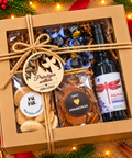 Ziemassvētku dāvanu komplekts Našķis brūnā kastē ar džutas auklu, personalizētu rotājumu ar Jūsu logo, KUKUL cepumiem, piparkūkām, Pūres konfektēm un Abavas bezalkoholisko karstvīnu