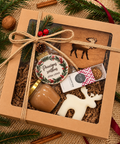 Korporatīvā Ziemassvētku dāvana Ziemas miers brūnā kastē ar džutas auklu, koka paliktni ar aļņa motīvu un personalizētu piparkūku